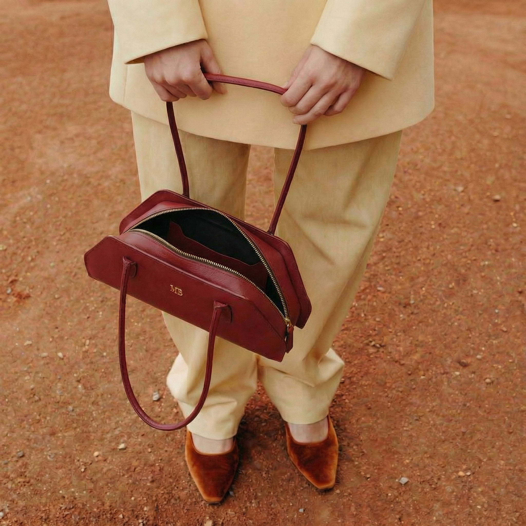 Editorial — bag open hold